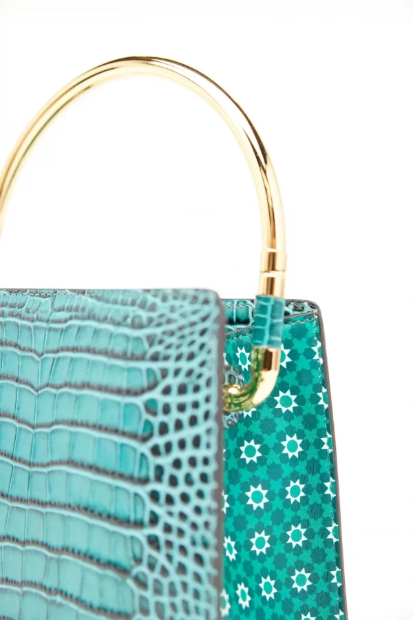 A beautifully handcrafted Italian leather handbag carefully made using a unique vintage washed process giving it an outstanding finish. This luxurious classy small bag with golden details closed with a golden button has a croco print and the front flap is made out of fake fur. Inside there is an extra compartment that closes with a zipper and there is a long handle to carry the bag with you.