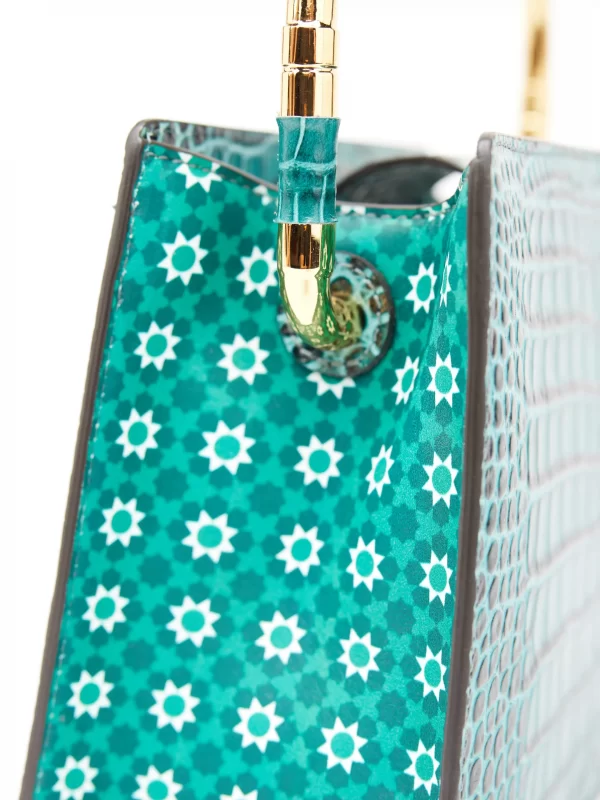 A beautifully handcrafted Italian leather handbag carefully made using a unique vintage washed process giving it an outstanding finish. This luxurious classy small bag with golden details closed with a golden button has a croco print and the front flap is made out of fake fur. Inside there is an extra compartment that closes with a zipper and there is a long handle to carry the bag with you.