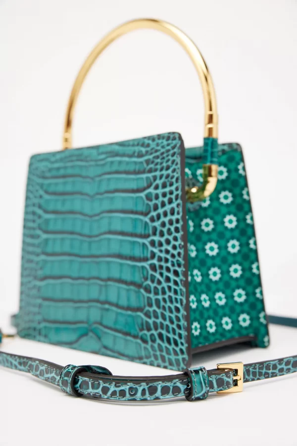 A beautifully handcrafted Italian leather handbag carefully made using a unique vintage washed process giving it an outstanding finish. This luxurious classy small bag with golden details closed with a golden button has a croco print and the front flap is made out of fake fur. Inside there is an extra compartment that closes with a zipper and there is a long handle to carry the bag with you.