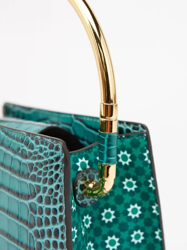 A beautifully handcrafted Italian leather handbag carefully made using a unique vintage washed process giving it an outstanding finish. This luxurious classy small bag with golden details closed with a golden button has a croco print and the front flap is made out of fake fur. Inside there is an extra compartment that closes with a zipper and there is a long handle to carry the bag with you.