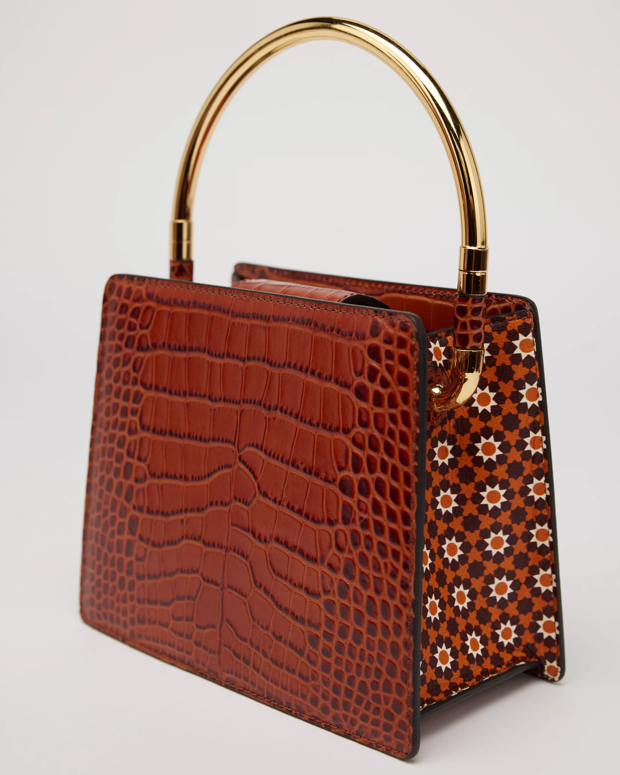 A beautifully handcrafted Italian leather handbag carefully made using a unique vintage washed process giving it an outstanding finish. This luxurious classy small bag with golden details closed with a golden button has a croco print and the front flap is made out of fake fur. Inside there is an extra compartment that closes with a zipper and there is a long handle to carry the bag with you.