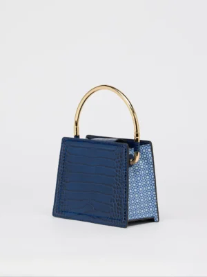This beautiful leather handbag is perfect for any sophisticated woman who wants to make a statement. The croco print is eye-catching and unique, while the gold details add a touch of luxury. The detachable long strap makes it easy to carry, and the Nora's print adds a touch of personality.