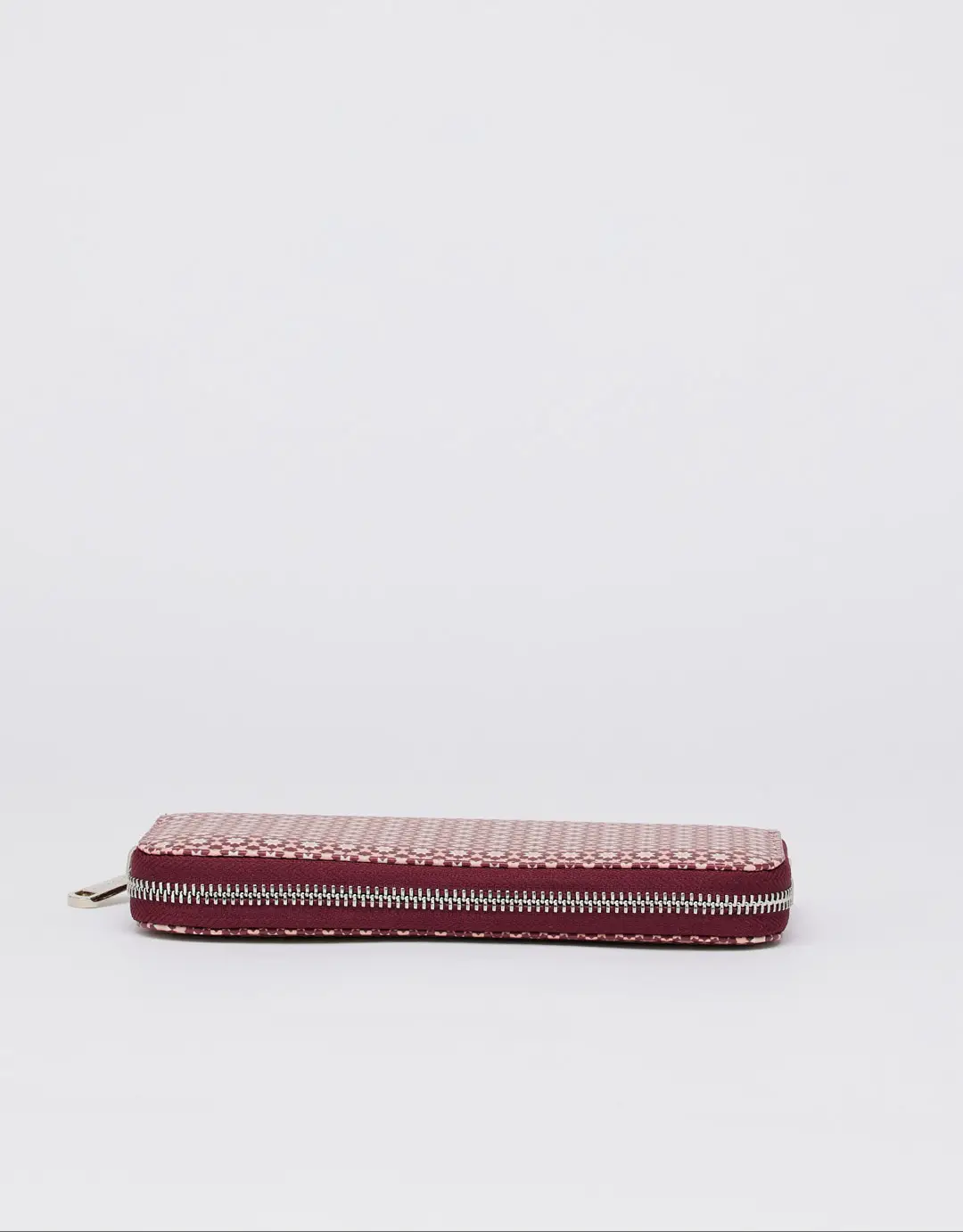 This beautiful wallet is made with high quality materials so the iconic touch of the mosaic completes the slender shape, this wallet is distinguished by a full zip closure and a well-organized interior. Ingenious, it can be used as a pocket.