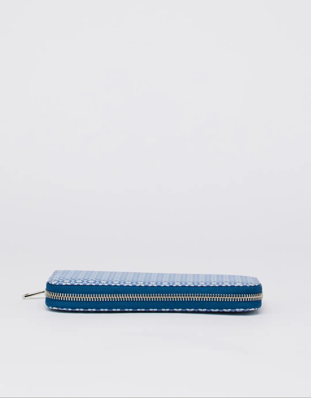 This beautiful wallet is made with high quality materials so the iconic touch of the mosaic completes the slender shape, this wallet is distinguished by a full zip closure and a well-organized interior. Ingenious, it can be used as a pocket.
