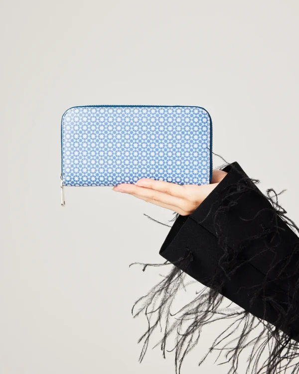 This beautiful wallet is made with high quality materials so the iconic touch of the mosaic completes the slender shape, this wallet is distinguished by a full zip closure and a well-organized interior. Ingenious, it can be used as a pocket.